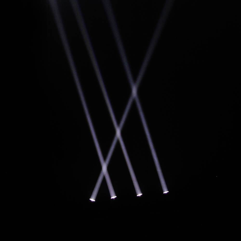 Impianto di illuminazione con 4 proiettori a testa mobile ultraveloci dotati di Quad-LED RGBW CREE da 10 W