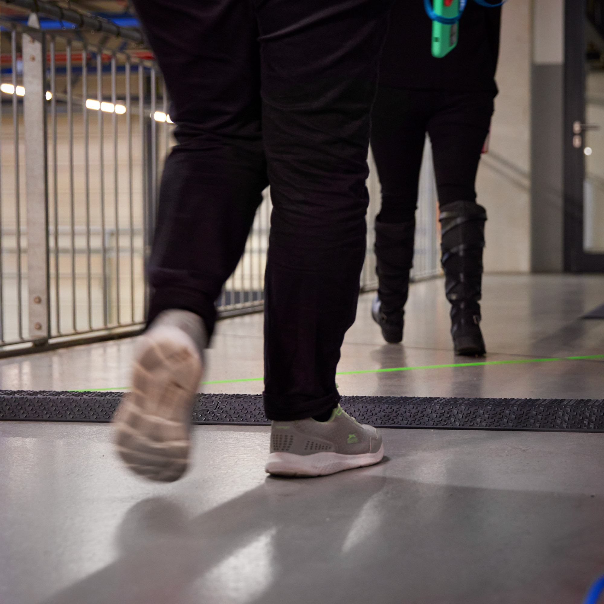 Protezione per cavi drop-over 100mm | nero | altezza 4cm