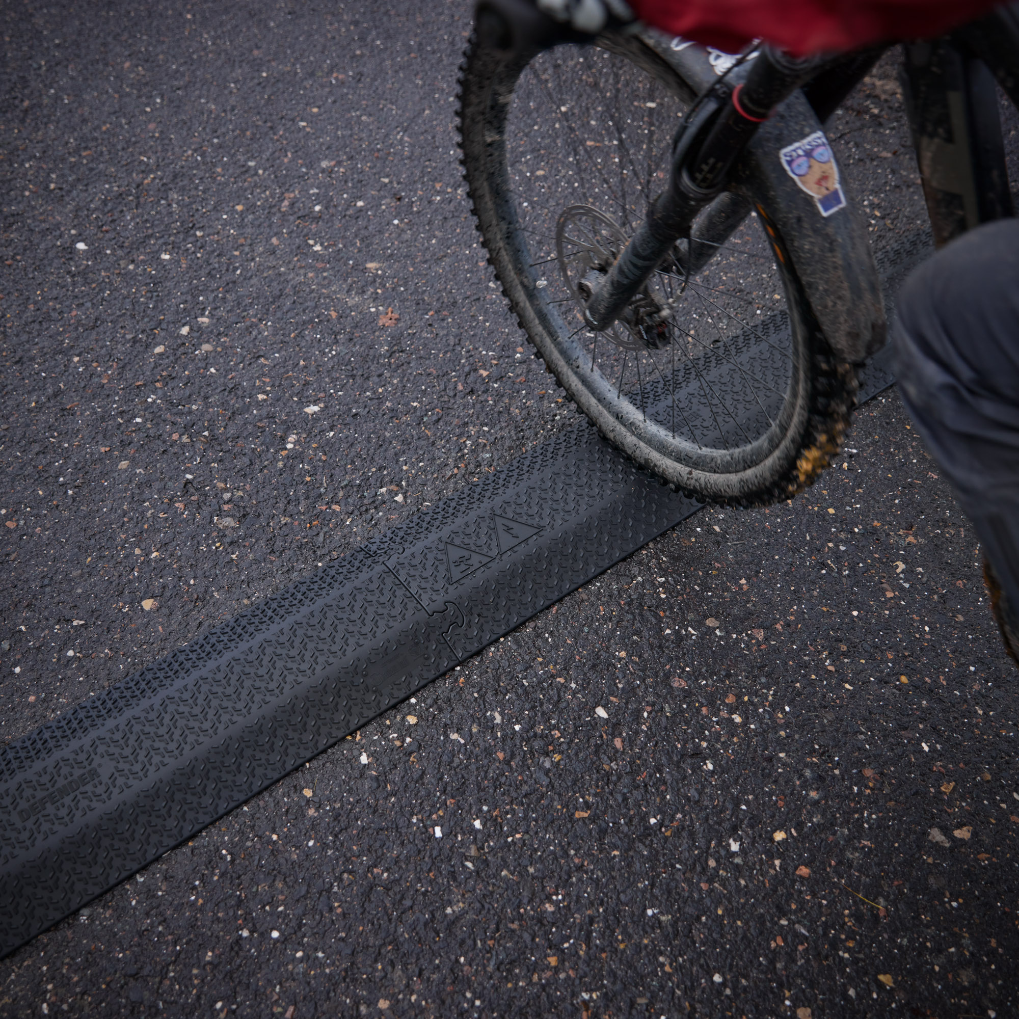 Protezione per cavi drop-over 100mm | nero | altezza 4cm