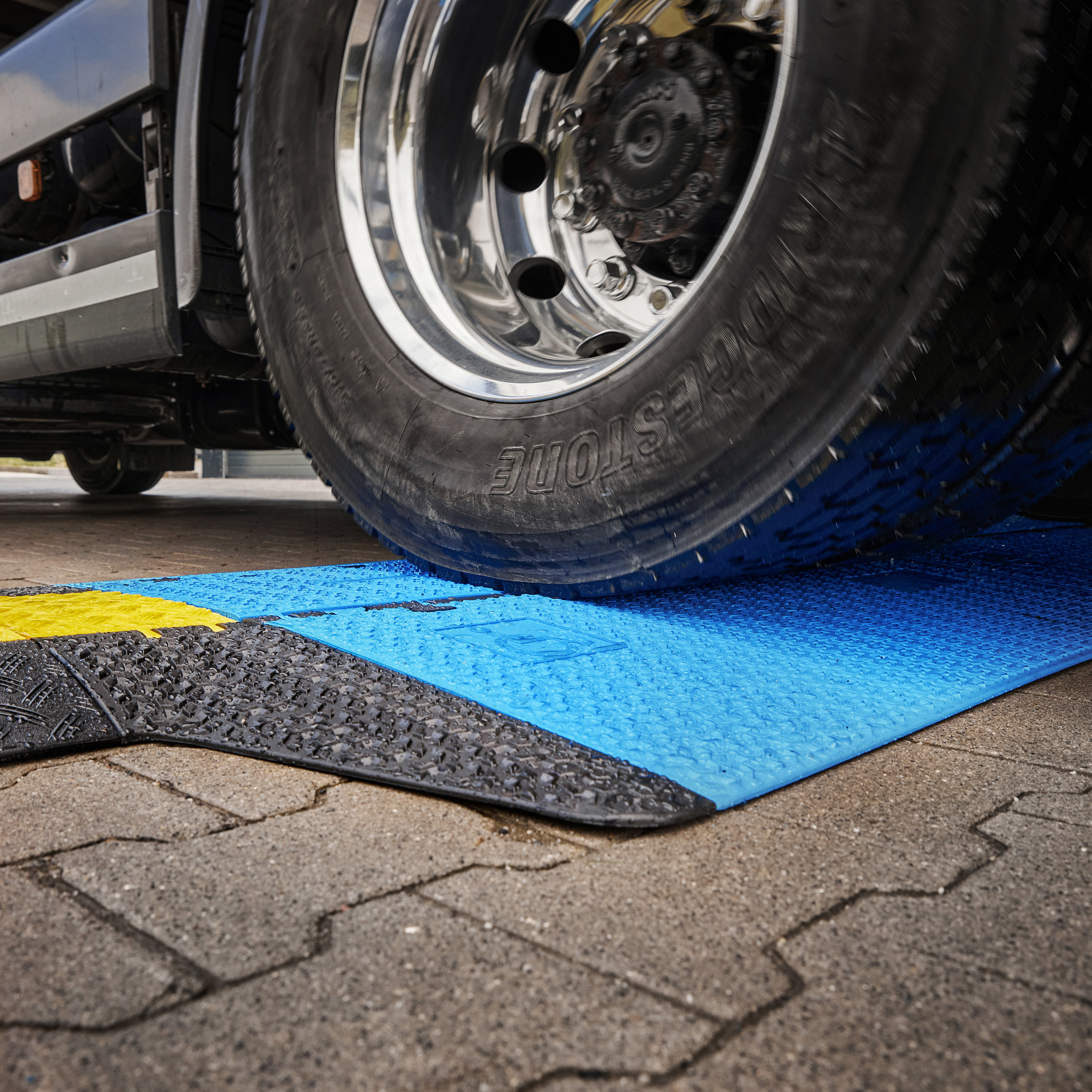 Sistema modulare 5 canali | blu | sezione centrale | transizione accessibile alle sedie a rotelle | altezza 5,4 cm