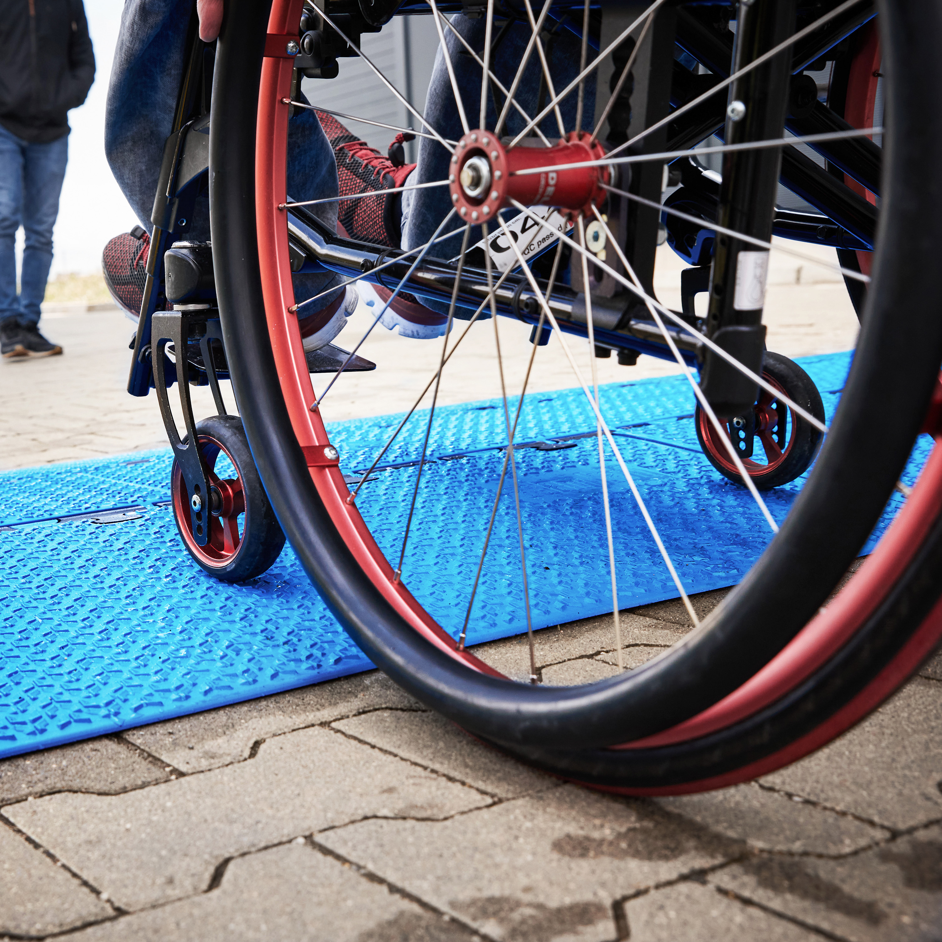 Sistema modulare 5 canali | blu | sezione centrale | transizione accessibile alle sedie a rotelle | altezza 5,4 cm