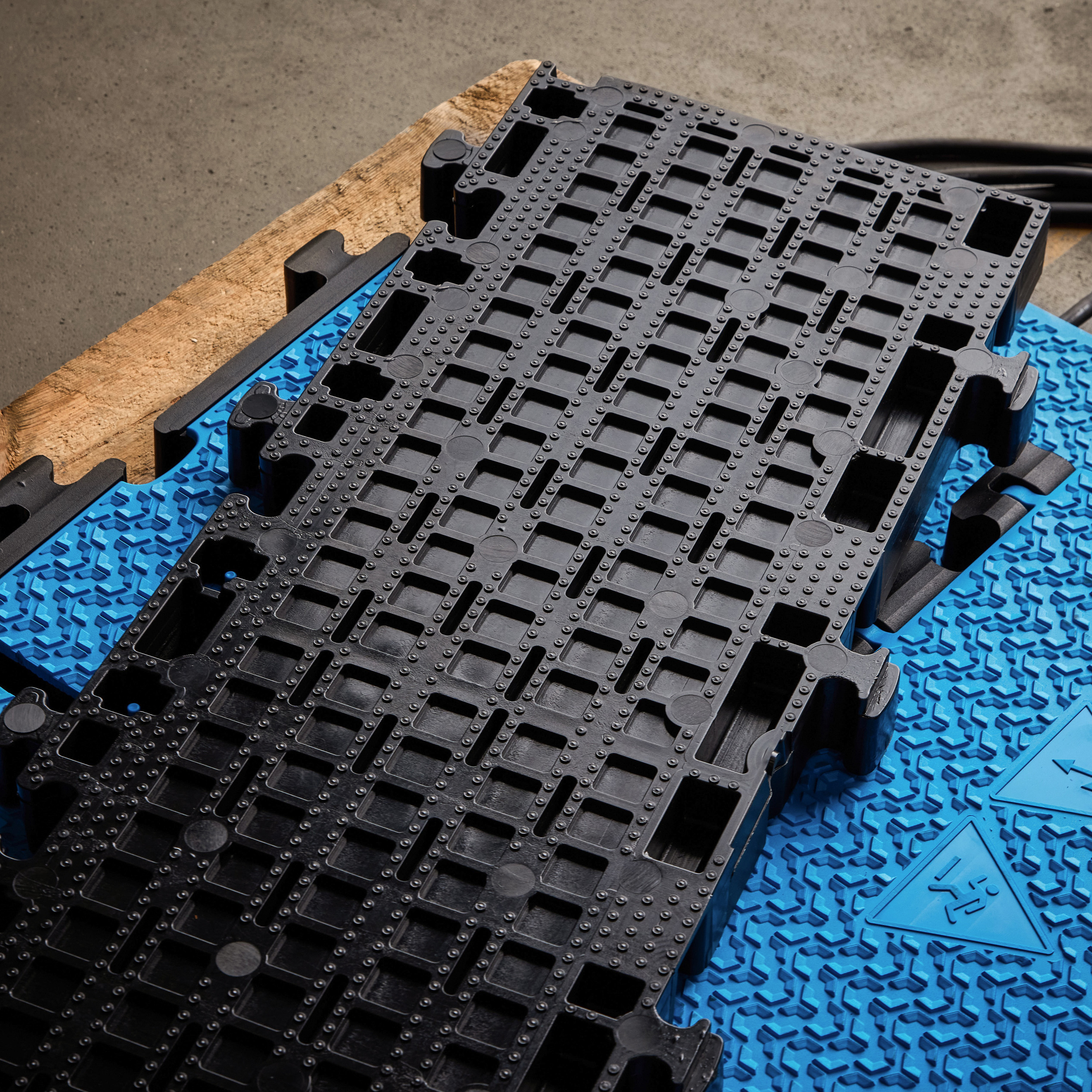 Sistema modulare 5 canali | blu | sezione centrale | transizione accessibile alle sedie a rotelle | altezza 5,4 cm