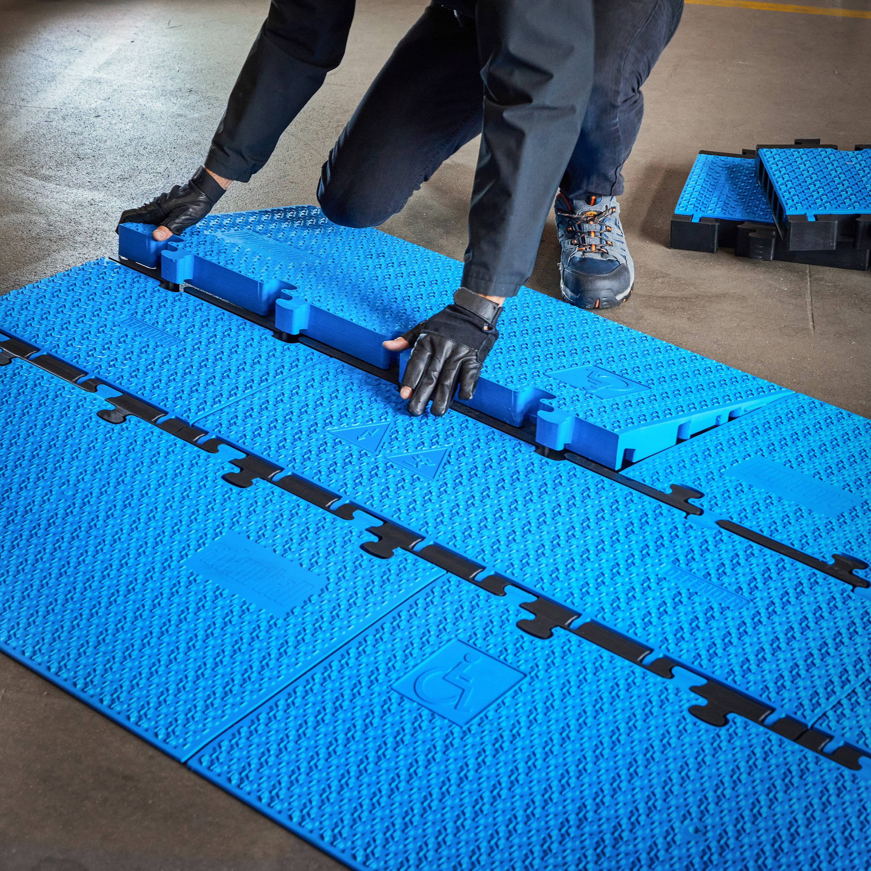 Sistema modulare 5 canali | blu | sezione centrale | transizione accessibile alle sedie a rotelle | altezza 5,4 cm