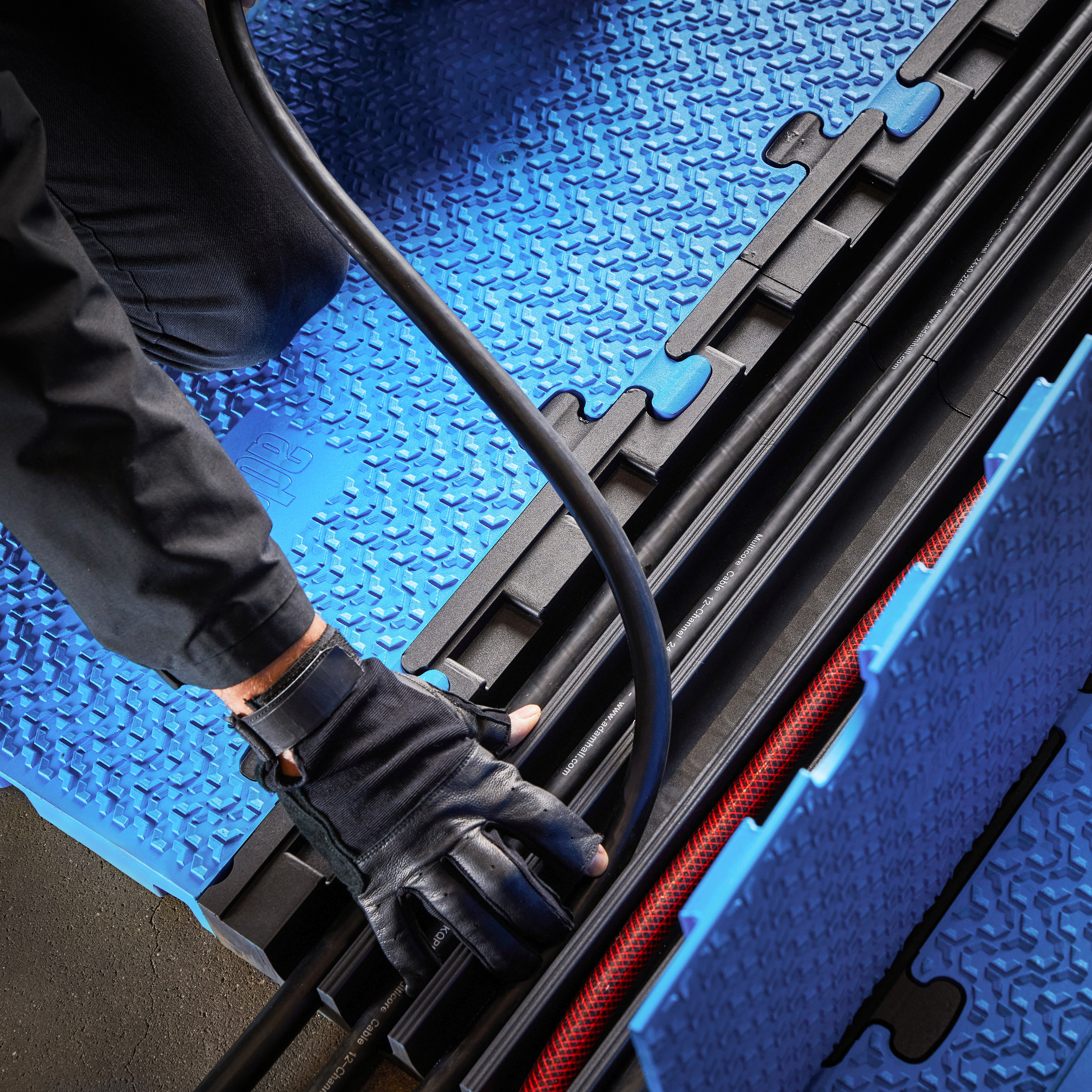 Sistema modulare 5 canali | blu | sezione centrale | transizione accessibile alle sedie a rotelle | altezza 5,4 cm