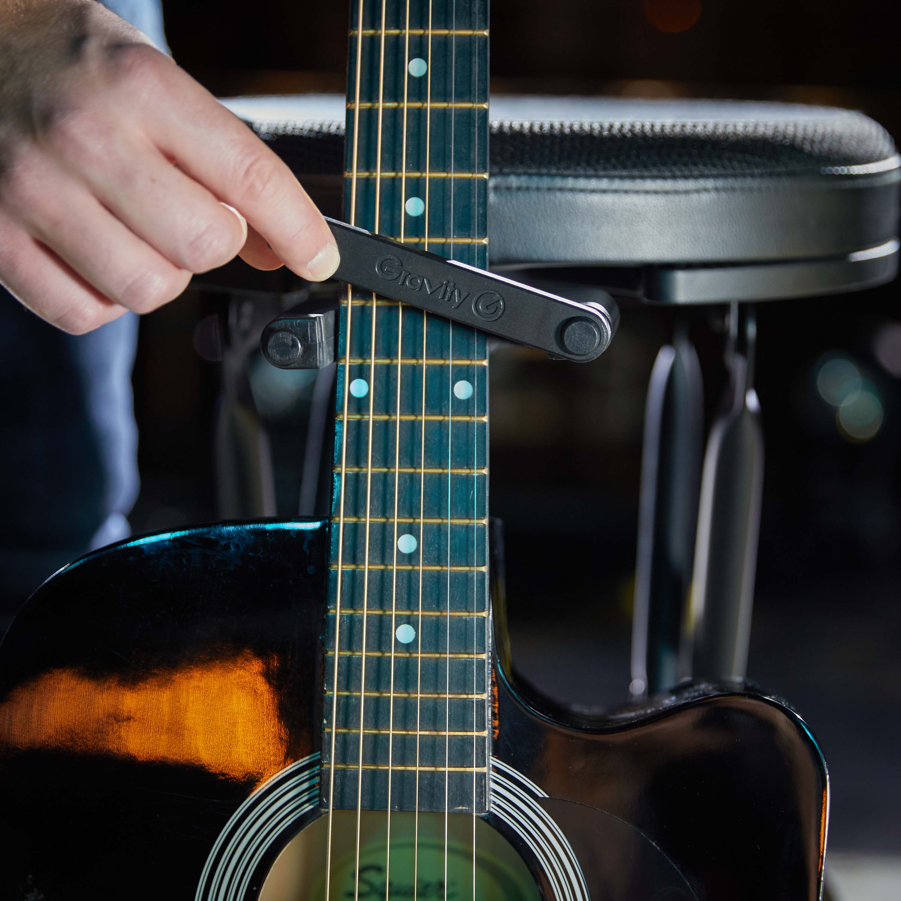 Sedile per musicisti con cavalletto per chitarra