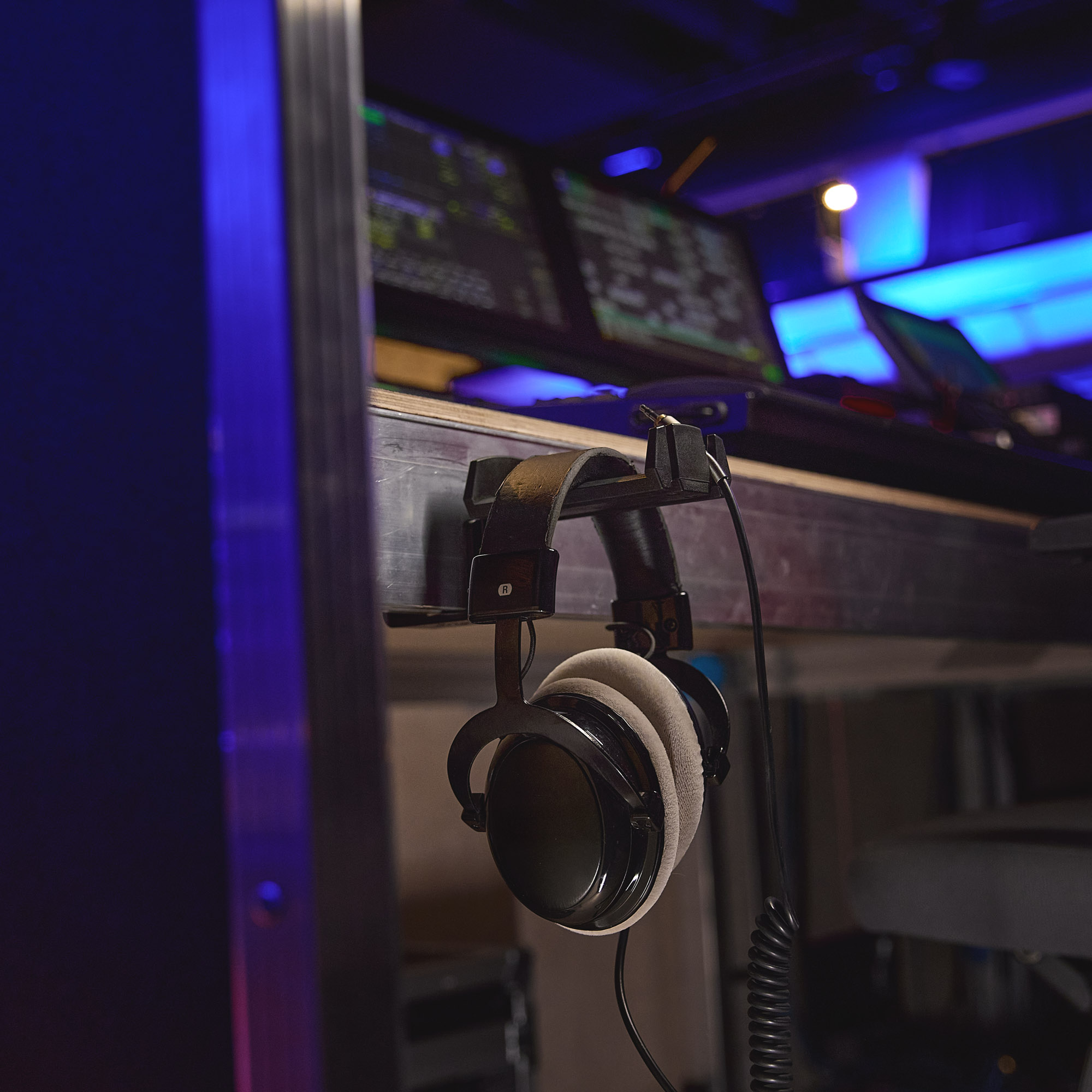 Supporto per cuffie da montare su un tavolo, uno scaffale o una pedana da palco