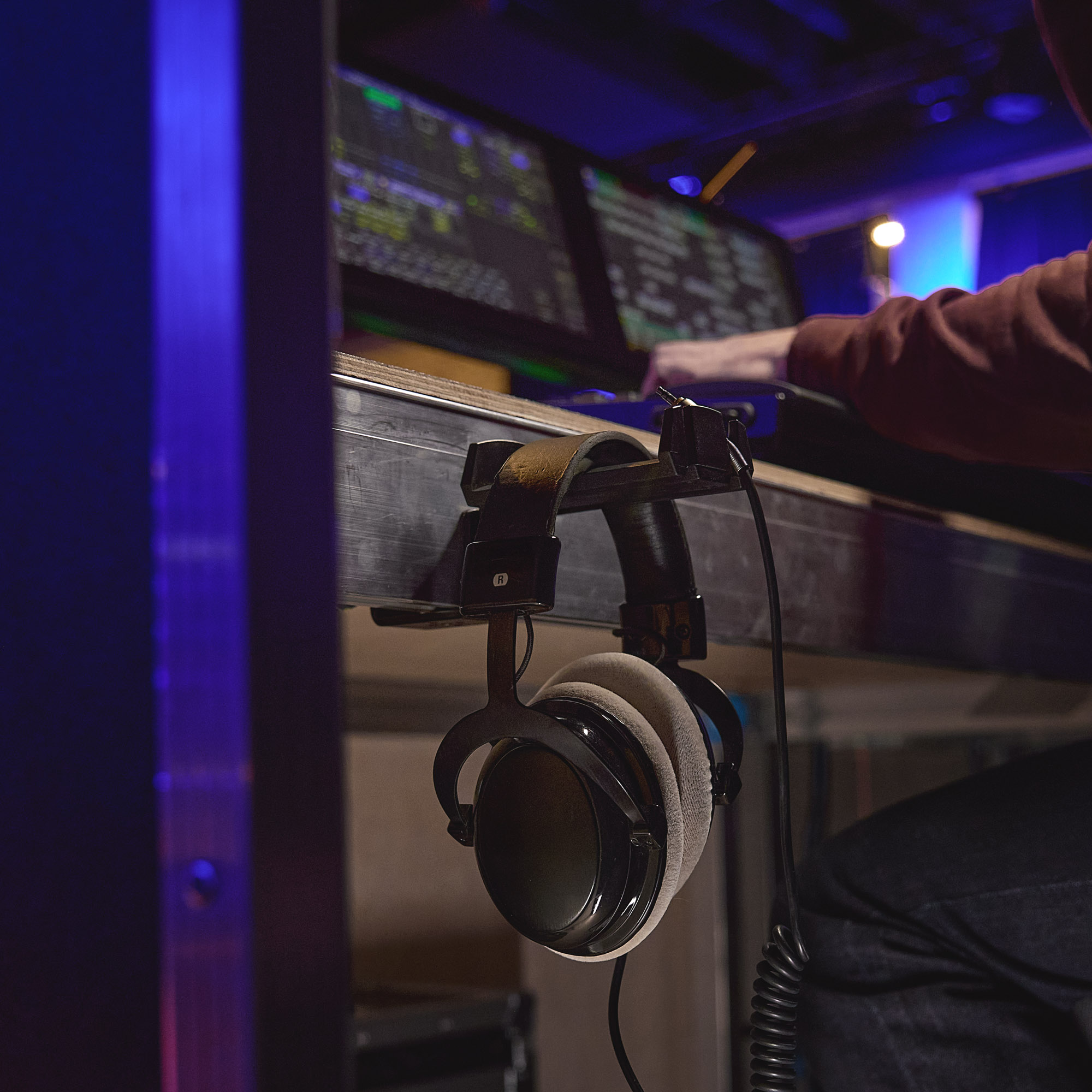 Supporto per cuffie da montare su un tavolo, uno scaffale o una pedana da palco