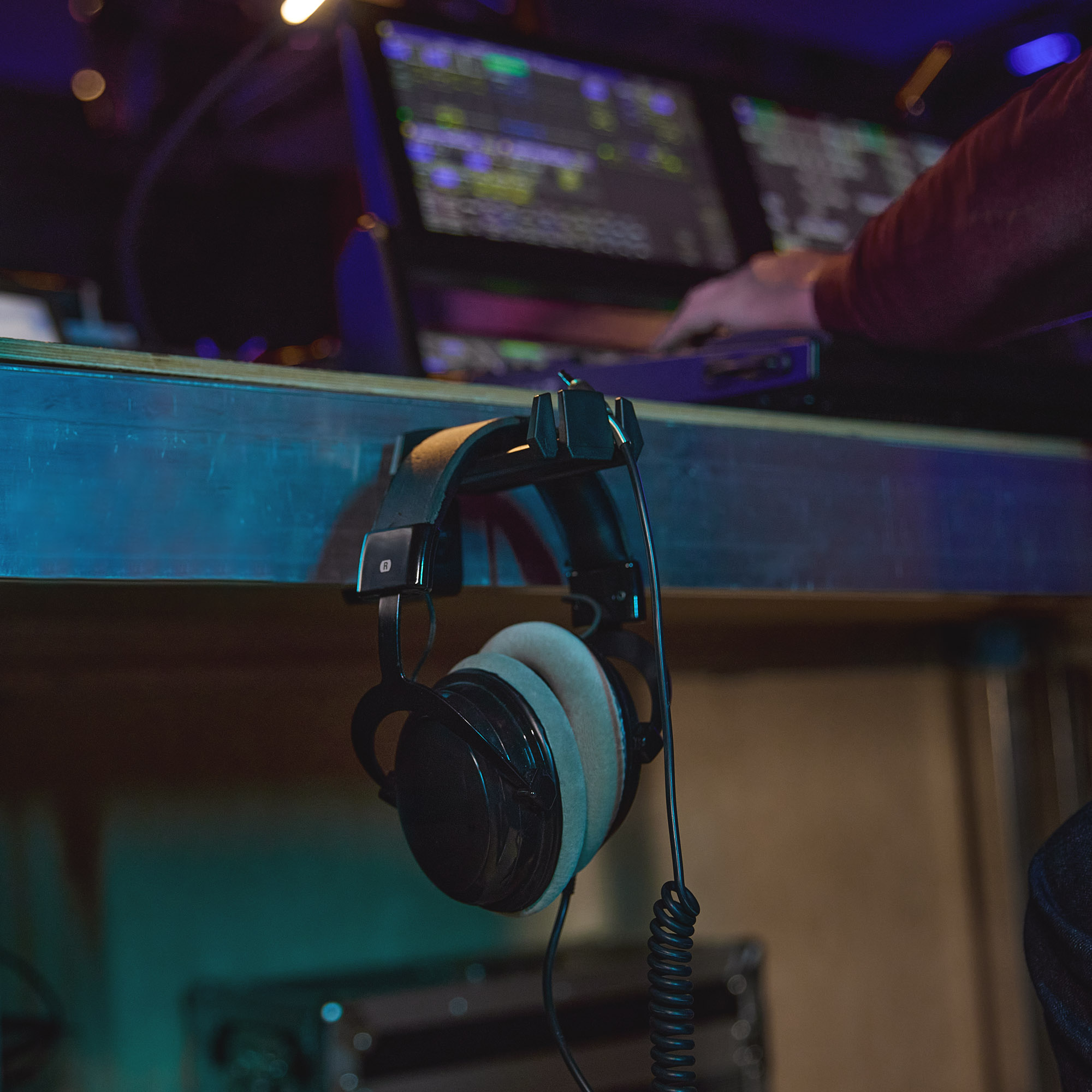 Supporto per cuffie da montare su un tavolo, uno scaffale o una pedana da palco