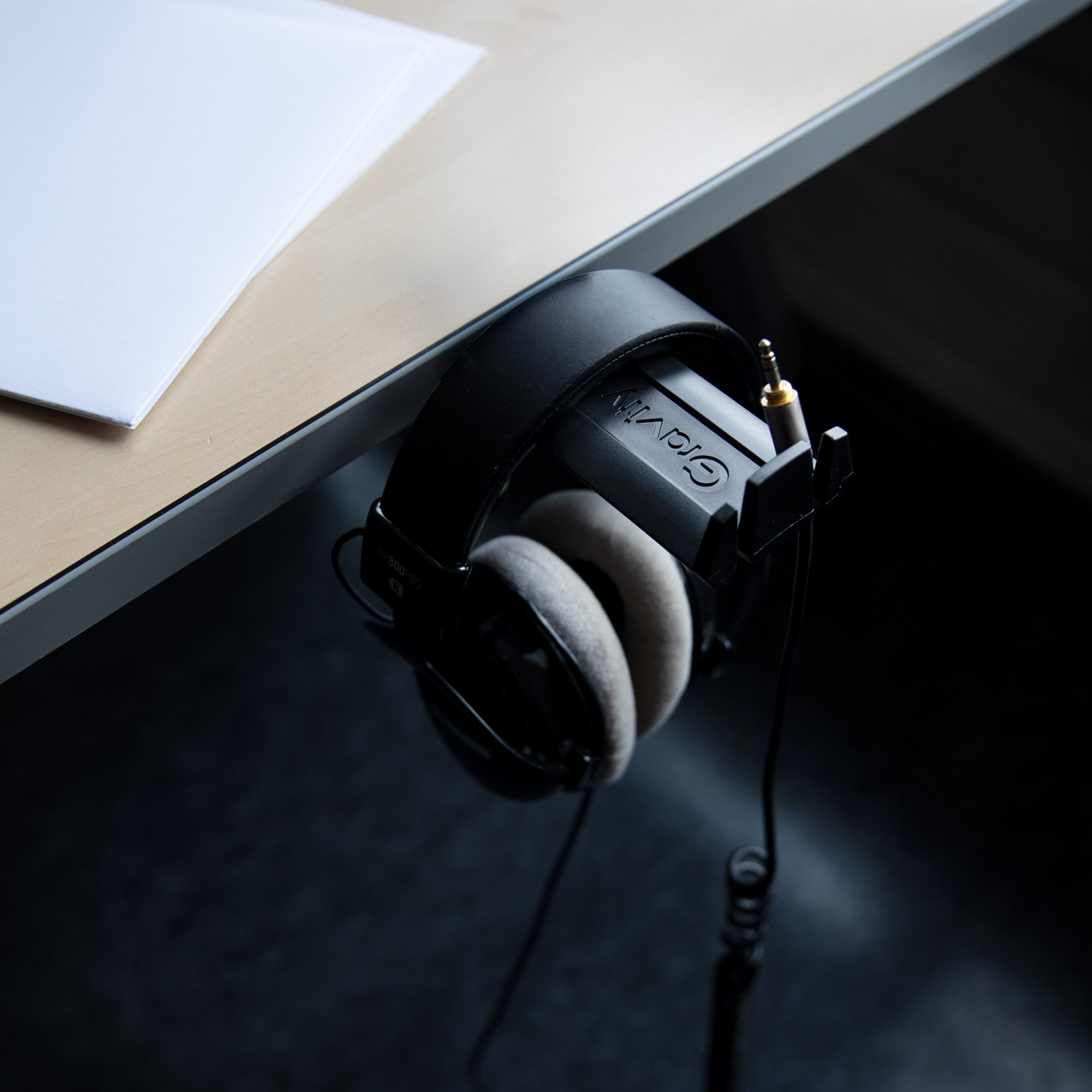 Supporto per cuffie da montare su un tavolo, uno scaffale o una pedana da palco