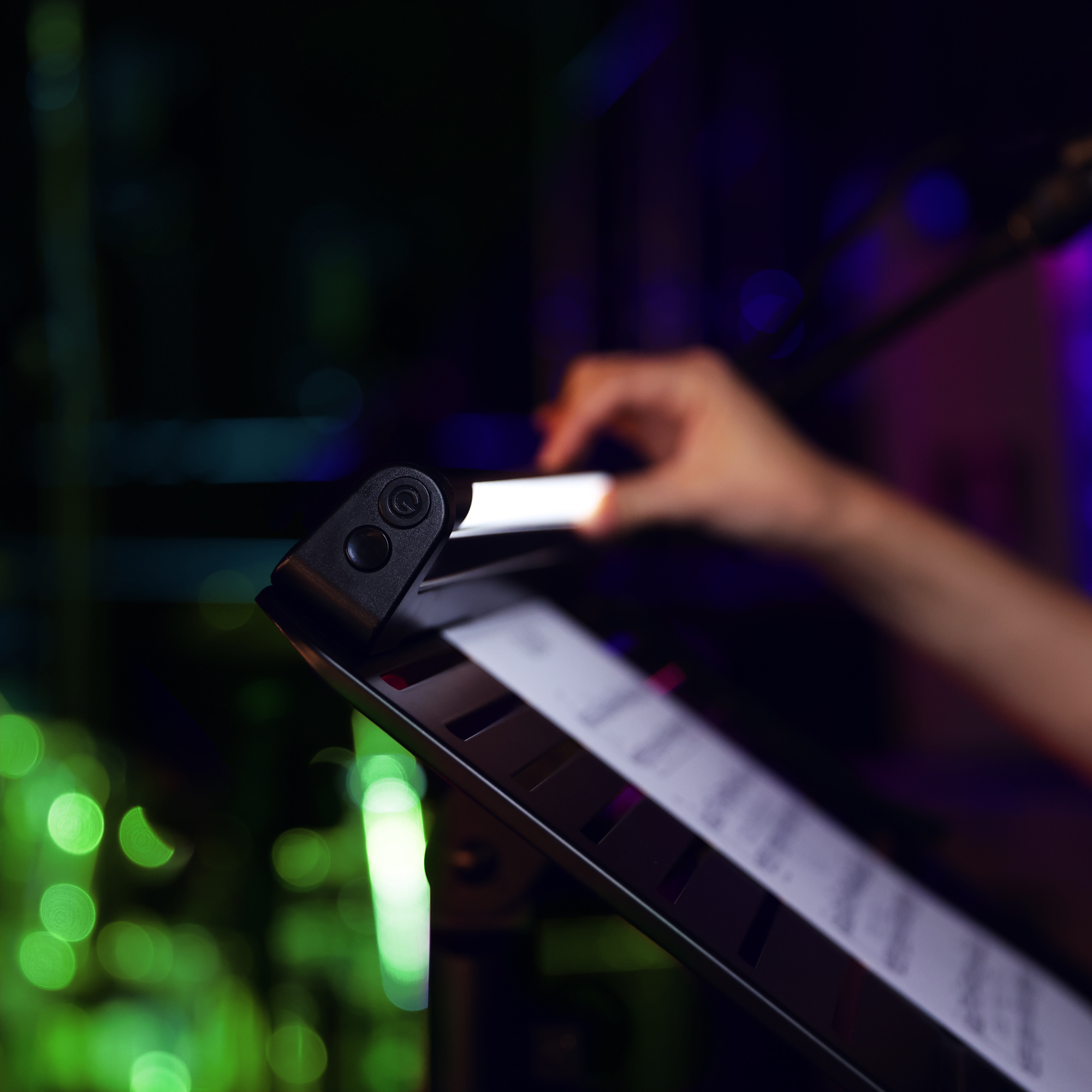 Barra luminosa a LED compatta, magnetica e dimmerabile con porta di ricarica USB