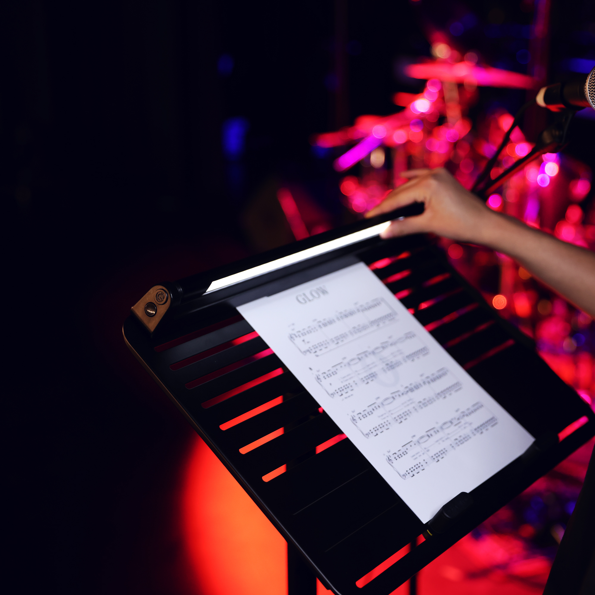 Barra luminosa a LED compatta, magnetica e dimmerabile con porta di ricarica USB