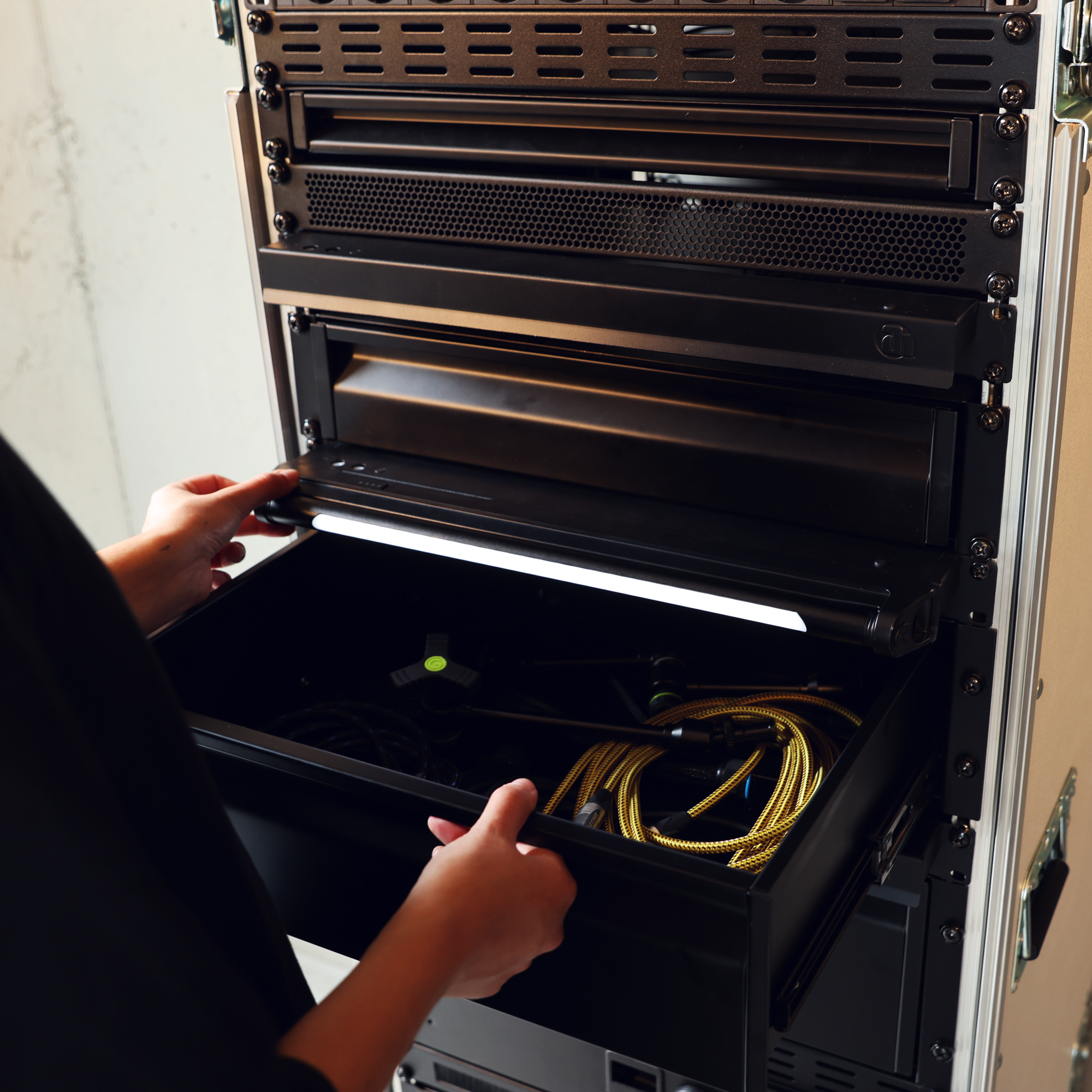 Barra luminosa a LED compatta, magnetica e dimmerabile con porta di ricarica USB