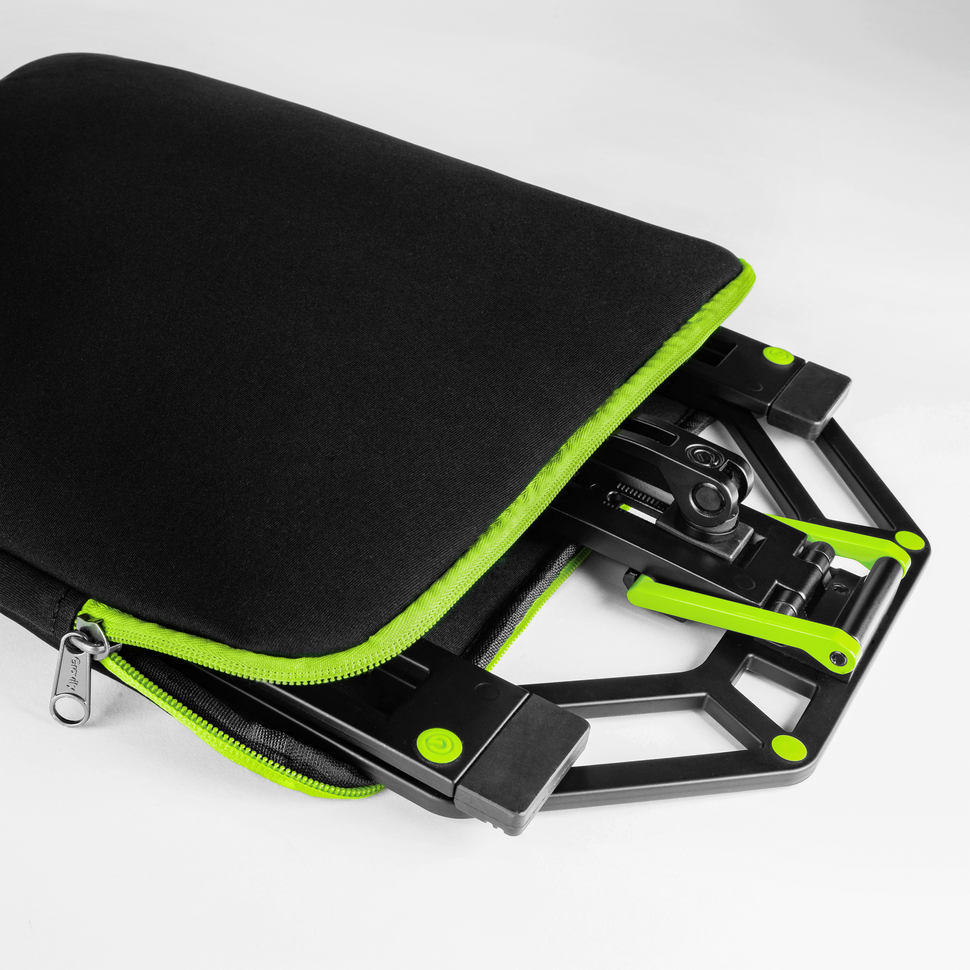 Supporto regolabile per laptop e controller, corredato di relativa custodia in neoprene.