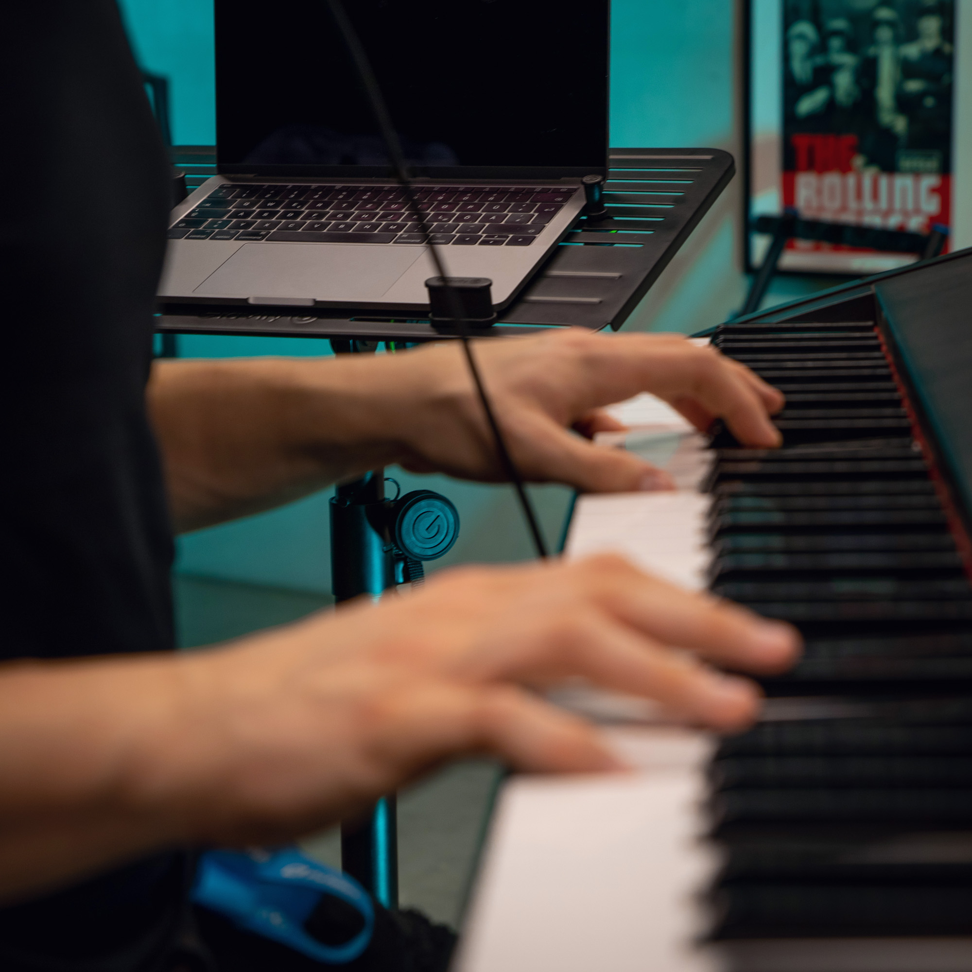 Supporto per Laptop con Perni di Ritegno Regolabili