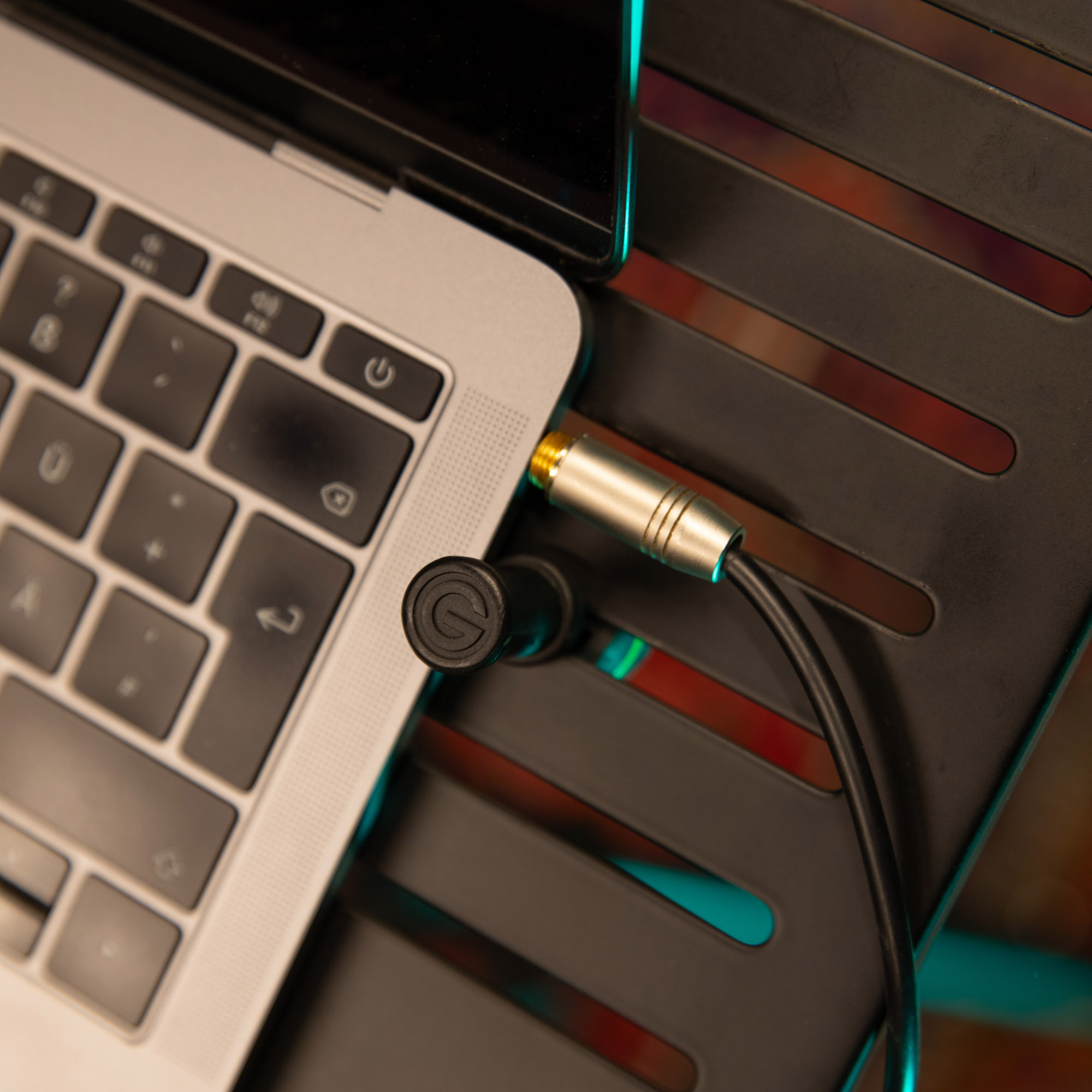 Supporto universale per laptop con perni regolabili e base in acciaio, nero