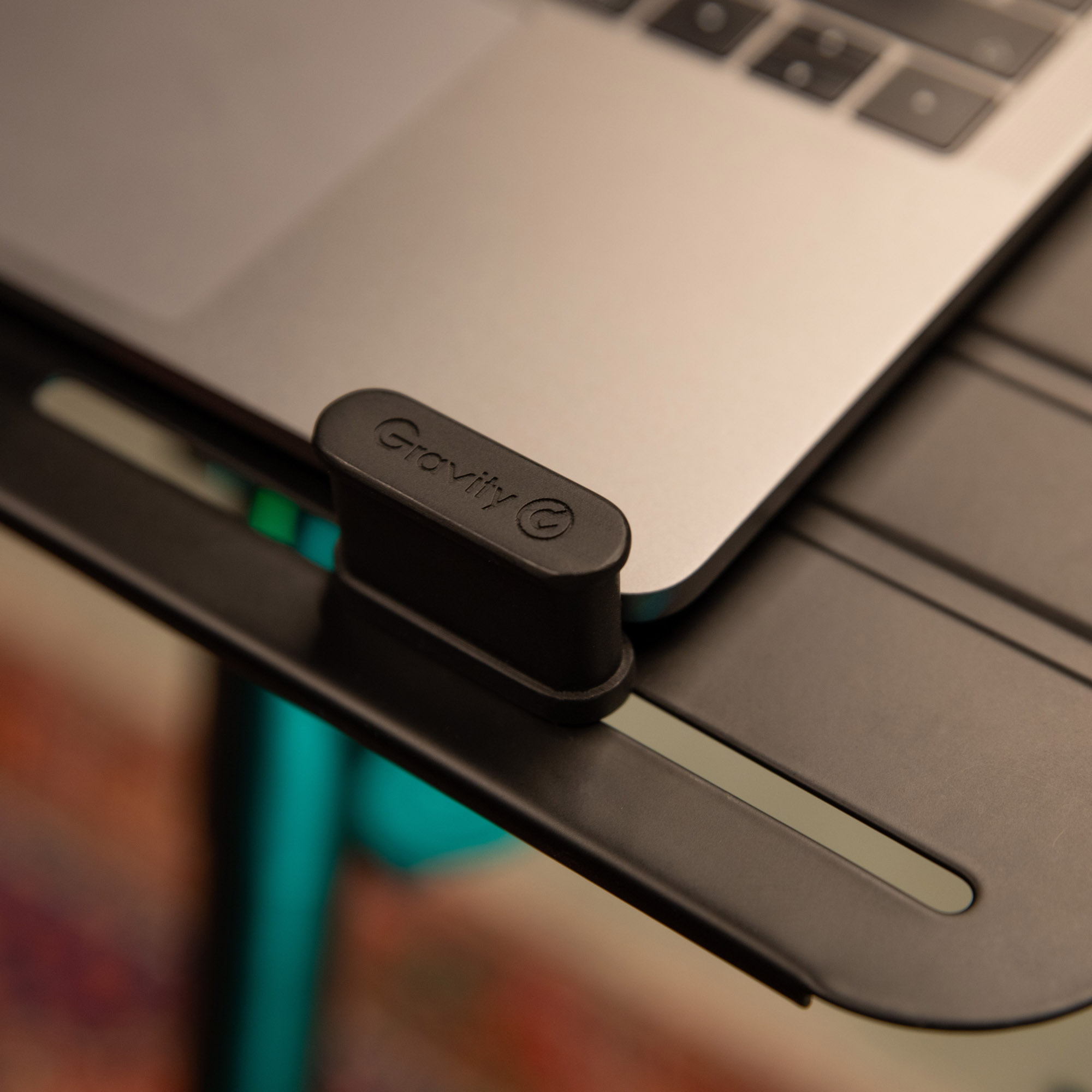 Supporto universale per laptop con perni regolabili e base in acciaio, nero