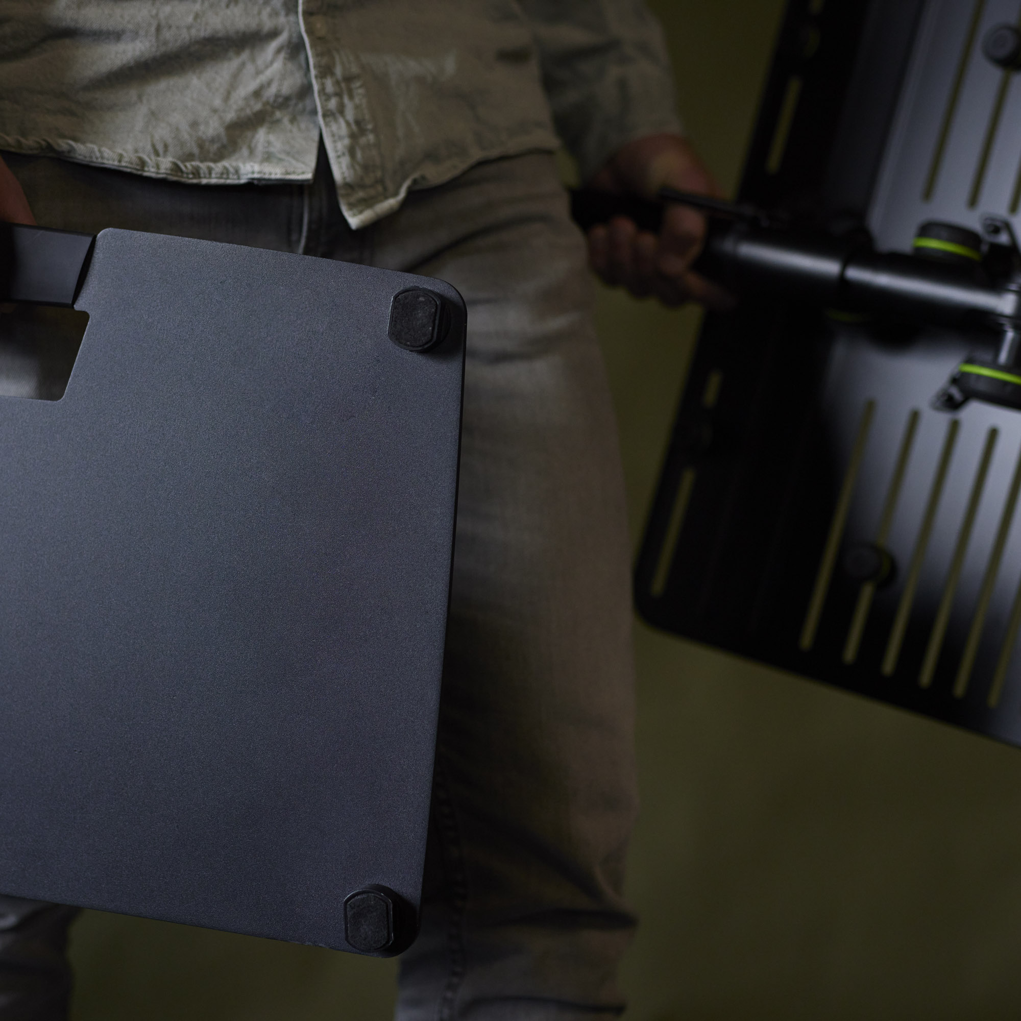 Supporto universale per laptop con perni regolabili e base in acciaio, nero