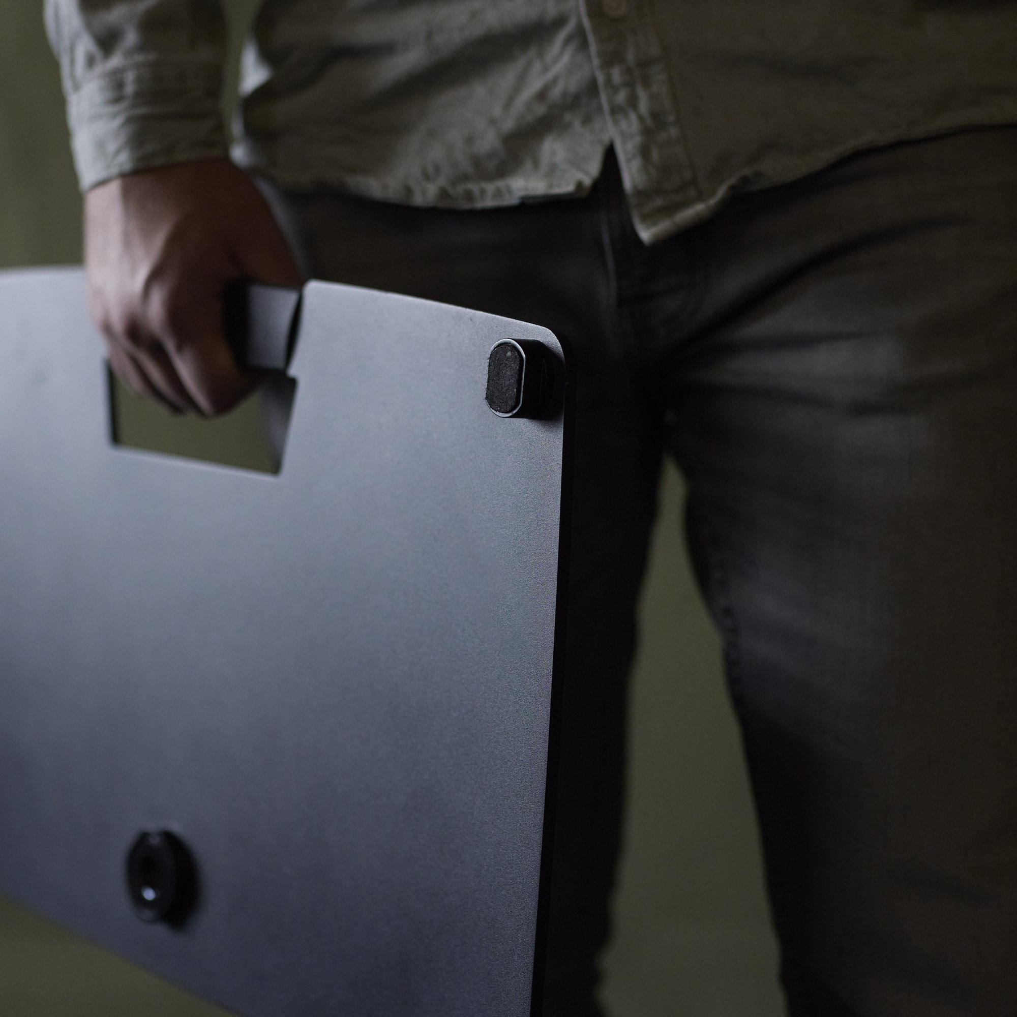 Supporto universale per laptop con perni regolabili e base in acciaio, nero