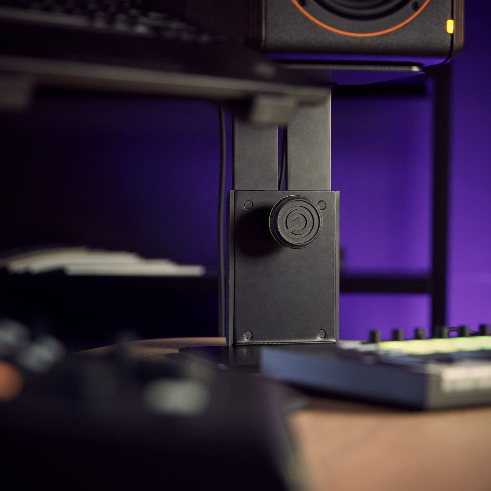 Supporto da tavolo per monitor da studio compatto