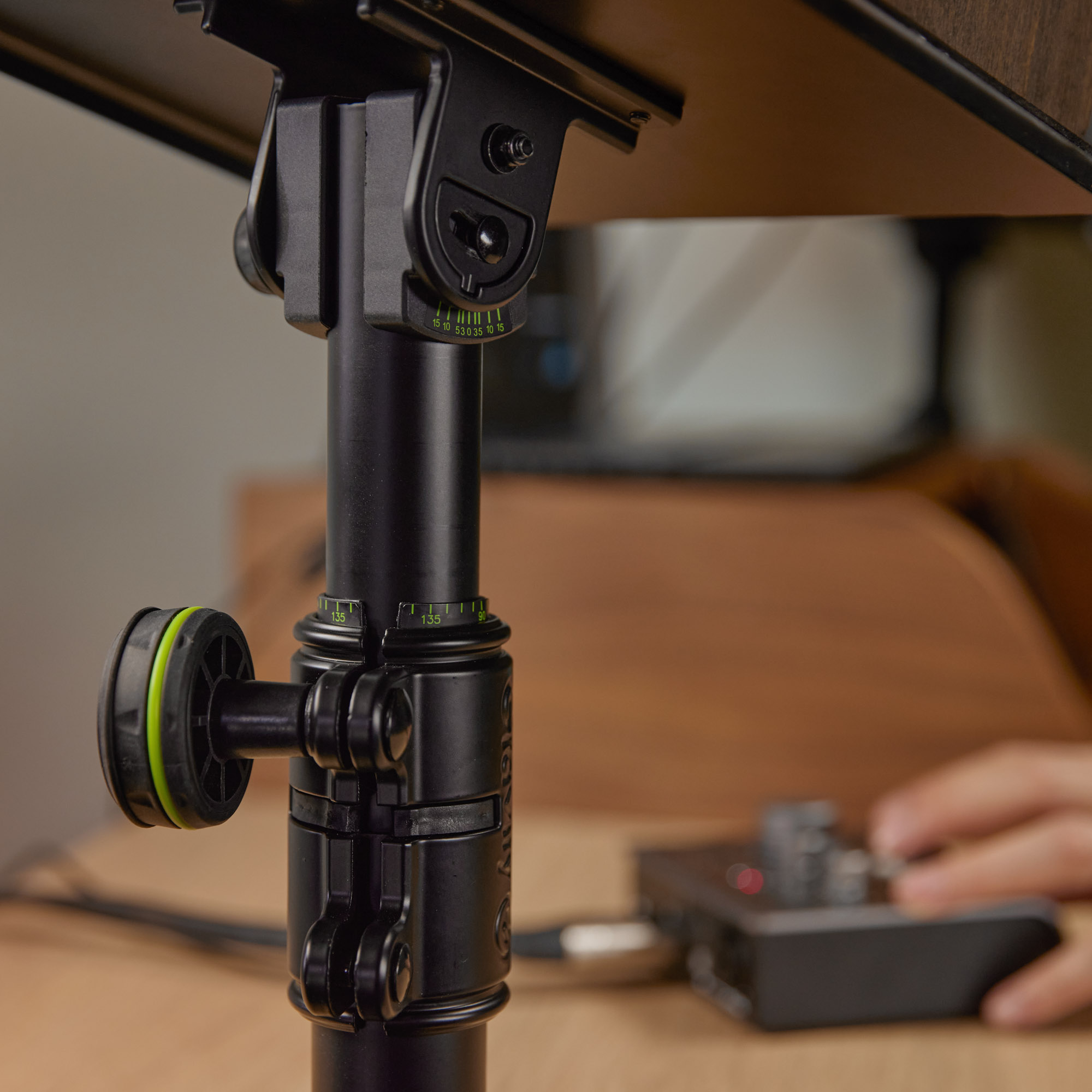 Supporto flessibile per monitor da studio con morsetto da tavolo